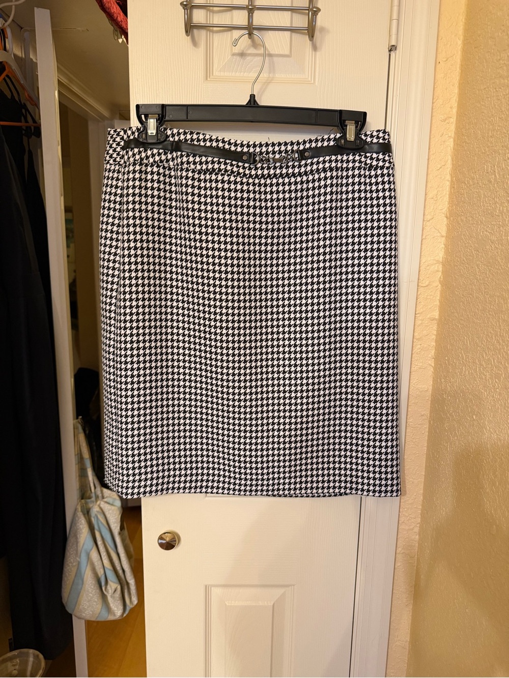 Women's Black and White Houndstooth Pencil Skirt
